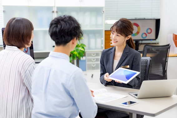 生命保険の案内を受ける人