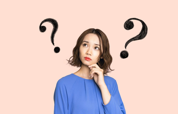 女性が首を傾げ、クエスチョンマークを浮かべている